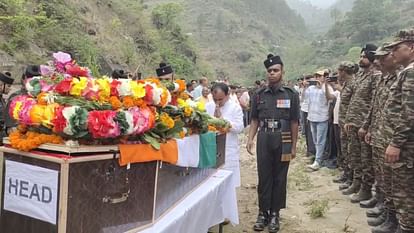 LAC Accident: बलिदानी भूपेंद्र की अंतिम यात्रा में उमड़ा जनसैलाब, पार्थिव शरीर देख फफक पड़े परिजन, तस्वीरें Ladakh Tank Accident Martyred Uttarakhand Soldiers Bhupendra Funeral Today Family Crying Photo