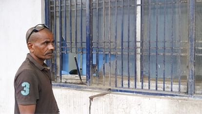 UP Crime: पति के साथ जा रही महिला से चेन स्नेचिंग, बैंक में चोरी का प्रयास; पुलिस ने खंगाले CCTV फुटेज Chain snatching from woman in varanasi attempt to rob bank Police scrutinised CCTV footage