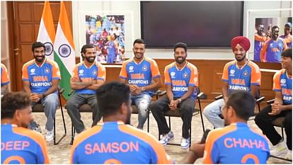 Team India: पीएम मोदी के साथ विश्व विजेता भारतीय टीम, खूब लगे हंसी-ठहाके; ट्रॉफी के साथ तस्वीर भी खिंचवाई Team India: World winning Indian team with PM Modi, lots of laughter; Took a picture with the trophy