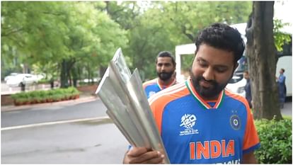 Team India: पीएम मोदी के साथ विश्व विजेता भारतीय टीम, खूब लगे हंसी-ठहाके; ट्रॉफी के साथ तस्वीर भी खिंचवाई Team India: World winning Indian team with PM Modi, lots of laughter; Took a picture with the trophy