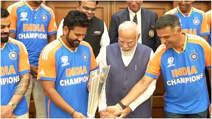 Team India: पीएम मोदी के साथ विश्व विजेता भारतीय टीम, खूब लगे हंसी-ठहाके; ट्रॉफी के साथ तस्वीर भी खिंचवाई Team India: World winning Indian team with PM Modi, lots of laughter; Took a picture with the trophy