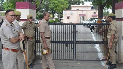 Hathras Case: नीचे से तो गई हर रिपोर्ट...फिर ऊपरवालों पर रियायत क्यों? काली वर्दी वालों की भगदड़ बनी मुख्य वजह Hathras Stampede Questions being raised on action taken only at lower level on SIT report in Hathras incident