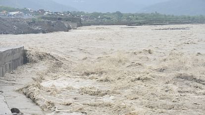 तस्वीरों में तबाही: पहले कभी नहीं देखा ऐसा मंजर...पटरी पर दौड़ा पानी, ट्रेनों के थमे पहिये; ट्रैक तीन फीट डूबा Railway management canceled three trains due to rain in Lalkuan haldwani