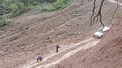 तस्वीरों में तबाही: पहले कभी नहीं देखा ऐसा मंजर...पटरी पर दौड़ा पानी, ट्रेनों के थमे पहिये; ट्रैक तीन फीट डूबा Railway management canceled three trains due to rain in Lalkuan haldwani