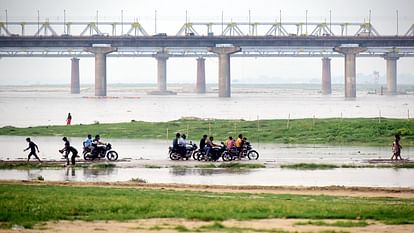 Prayagraj : प्रयागराज में तेजी से बढ़ रहा गंगा-यमुना का जलस्तर, सुरक्षित स्थानों पर शरण लेने लगे दुकानदार Water level of Ganga-Yamuna is rising rapidly in Prayagraj, shopkeepers started taking shelter in safe places.