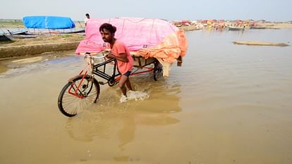 Prayagraj : प्रयागराज में तेजी से बढ़ रहा गंगा-यमुना का जलस्तर, सुरक्षित स्थानों पर शरण लेने लगे दुकानदार Water level of Ganga-Yamuna is rising rapidly in Prayagraj, shopkeepers started taking shelter in safe places.