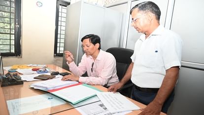 PHOTOS: कुमाऊं कमिश्नर दीपक रावत ने मारा छापा, दफ्तरों में मची खलबली; एक JE और तीन कर्मचारियों का जवाब-तलब Kumaon Commissioner Deepak Rawat raided in haldwani