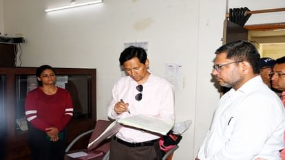 PHOTOS: कुमाऊं कमिश्नर दीपक रावत ने मारा छापा, दफ्तरों में मची खलबली; एक JE और तीन कर्मचारियों का जवाब-तलब Kumaon Commissioner Deepak Rawat raided in haldwani