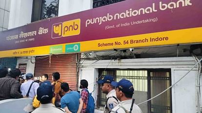 Indore News: Security guard robbed seven lakh rupees by firing in the air in Punjab National Bank