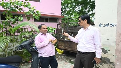PHOTOS: कुमाऊं कमिश्नर दीपक रावत ने मारा छापा, दफ्तरों में मची खलबली; एक JE और तीन कर्मचारियों का जवाब-तलब Kumaon Commissioner Deepak Rawat raided in haldwani