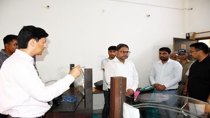 PHOTOS: कुमाऊं कमिश्नर दीपक रावत ने मारा छापा, दफ्तरों में मची खलबली; एक JE और तीन कर्मचारियों का जवाब-तलब Kumaon Commissioner Deepak Rawat raided in haldwani