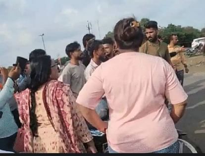 Indore: आदिवासी गर्ल्स होस्टल मेें सीसीटीवी कैमरे बंद मिले, बाहरी व्यक्तियों को भी बुलाती थी वार्डन Indore: CCTV cameras found switched off in tribal girls hostel, warden used to call outsiders also