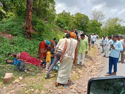 MP News: Tractor-trolley filled with people going to Chitrakoot for Mundan overturned two killed and 35 injure