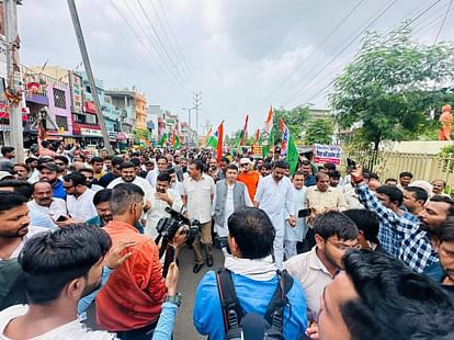 MP NEWS:नर्सिंग घोटाले मामले में सारंग के खिलाफ FIR करने पहुंचे कांग्रेसी, सारंग समर्थकों से हुई जम कर झड़प Congressmen reached to file FIR against Sarang in nursing scam case, clash took place with Sarang supporters