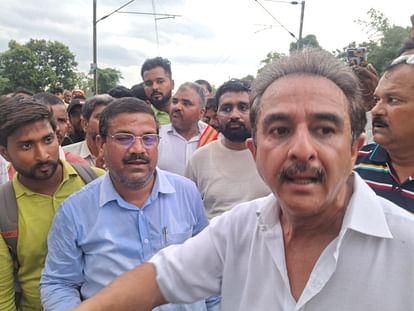 Gonda Train Accident Video: चंडीगढ़ एक्सप्रेस के 14 डिब्बे पटरी से उतरे, चार यात्रियों की मौत, 14 जख्मी Gonda: Chandigarh Dibrugarh Express Train Accident in Gonda Uttar Pradesh 13 coaches derailed News in Hindi