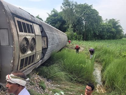 Gonda Train Accident Video: चंडीगढ़ एक्सप्रेस के 14 डिब्बे पटरी से उतरे, चार यात्रियों की मौत, 14 जख्मी Gonda: Chandigarh Dibrugarh Express Train Accident in Gonda Uttar Pradesh 13 coaches derailed News in Hindi