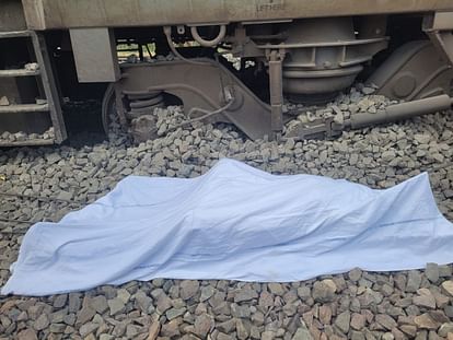 Gonda Train Accident Video: चंडीगढ़ एक्सप्रेस के 14 डिब्बे पटरी से उतरे, चार यात्रियों की मौत, 14 जख्मी Gonda: Chandigarh Dibrugarh Express Train Accident in Gonda Uttar Pradesh 13 coaches derailed News in Hindi