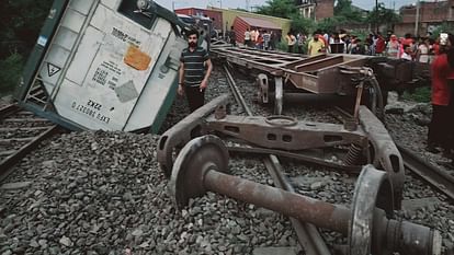 Amroha Rail Accident: धमाके के साथ अमरोहा में पलटी मालगाड़ी, आसपास के लोगों में मच गई चीखपुकार, देखें तस्वीरें Amroha Rail Accident: Goods train overturned Amroha with blast, people nearby started screaming, see pictures