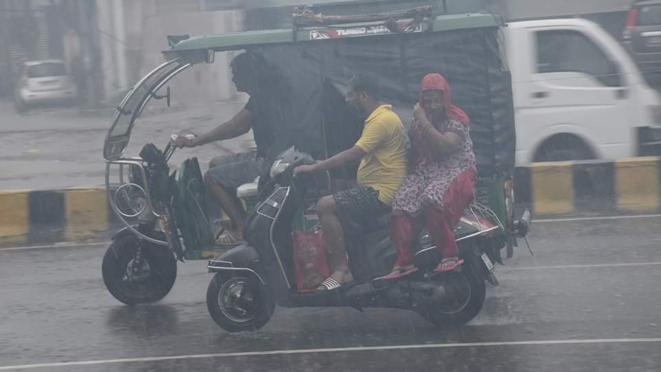 UP Weather: यूपी में फिर सक्रिय हुआ मानसून... आज इन जिलों में अच्छी बारिश का अलर्ट; सबसे गर्म रहा ये जिला Up Weather Update IMD Issued Heavy rainfall alert for districts today News in Hindi