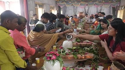Sawan Somvar : सावन के पहले सोमवार पर हर तरफ हर हर महादेव की गूंज, मनकामेश्वर मंदिर में लगी भक्तों क लंबी कतार On the first Monday of Sawan, echo of Har Har Mahadev everywhere