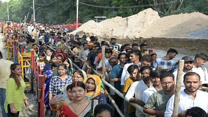 Sawan Somvar : सावन के पहले सोमवार पर हर तरफ हर हर महादेव की गूंज, मनकामेश्वर मंदिर में लगी भक्तों क लंबी कतार On the first Monday of Sawan, echo of Har Har Mahadev everywhere