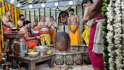 Sawan Somwar 2024: भक्तों को दर्शन देने ढाई बजे रात में ही जागे बाबा महाकाल, किया गया पूजन अर्चन Sawan Somwar 2024 Baba Mahakal woke up at 2.30 in night to give darshan to devotees worship was done