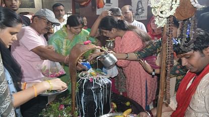 Sawan Somvar : सावन के पहले सोमवार पर हर तरफ हर हर महादेव की गूंज, मनकामेश्वर मंदिर में लगी भक्तों क लंबी कतार On the first Monday of Sawan, echo of Har Har Mahadev everywhere