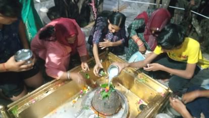 Sawan 2024: झमाझम बारिश के बीच बम-बम भोले गूंज...उत्तराखंड के शिवालयों में भक्तों की भीड़, आस्था की तस्वीरें Sawan Somwar 2024 starts from today huge crowd of devotees gathered for Jalabhishek in Shiva temples Shivalay