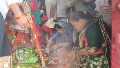 Sawan 2024: झमाझम बारिश के बीच बम-बम भोले गूंज...उत्तराखंड के शिवालयों में भक्तों की भीड़, आस्था की तस्वीरें Sawan Somwar 2024 starts from today huge crowd of devotees gathered for Jalabhishek in Shiva temples Shivalay
