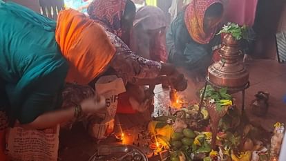 Sawan 2024: झमाझम बारिश के बीच बम-बम भोले गूंज...उत्तराखंड के शिवालयों में भक्तों की भीड़, आस्था की तस्वीरें Sawan Somwar 2024 starts from today huge crowd of devotees gathered for Jalabhishek in Shiva temples Shivalay