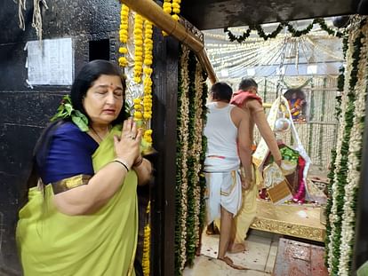 Ujjain Mahakal: बाबा महाकाल के दर पर पहुंचीं प्रसिद्ध गायिका अनुराधा पौडवाल, चांदी द्वार से किए दर्शन Ujjain Mahakal: Famous singer Anuradha Paudwal reached door of Baba Mahakal, had darshan from the silver gate