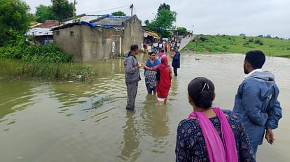MP WEATHER: प्रदेश में बारिश बनी आफत,नदी-नाले उफान पर, अशोकनगर में 3 घंटे में 6 इंच बारिश, 27 जिलों में अलर्ट Rainfall becomes a disaster in the state, rivers and streams are in spate, 6 inches of rain in 3 hours in Asho