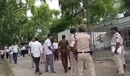 Bihar News : गया के शेरघाटी कोर्ट में फायरिंग, हत्याकांड के आरोपी सहित एक पुलिसकर्मी को लगी गोली Bihar News : Open firing in sherghati court gaya, murder accused and police personnel injured