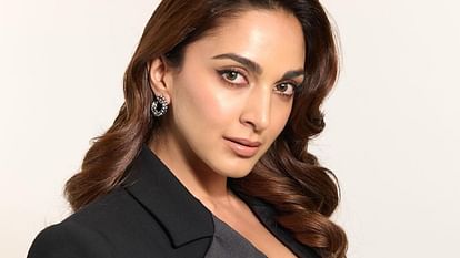 Kiara Advani War 2: ‘वॉर 2’ की शूटिंग में शामिल होने पहुंची कियारा का वीडियो लीक, किरदार का खुलासा होना बाकी Kiara Advani Begins Shoot For War 2 Hrithik Roshan Jr NTR Starrer Video Goes Viral Watch