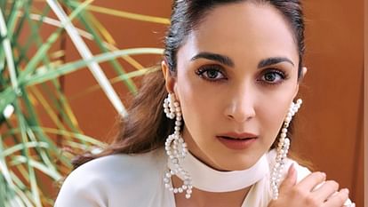Kiara Advani War 2: ‘वॉर 2’ की शूटिंग में शामिल होने पहुंची कियारा का वीडियो लीक, किरदार का खुलासा होना बाकी Kiara Advani Begins Shoot For War 2 Hrithik Roshan Jr NTR Starrer Video Goes Viral Watch