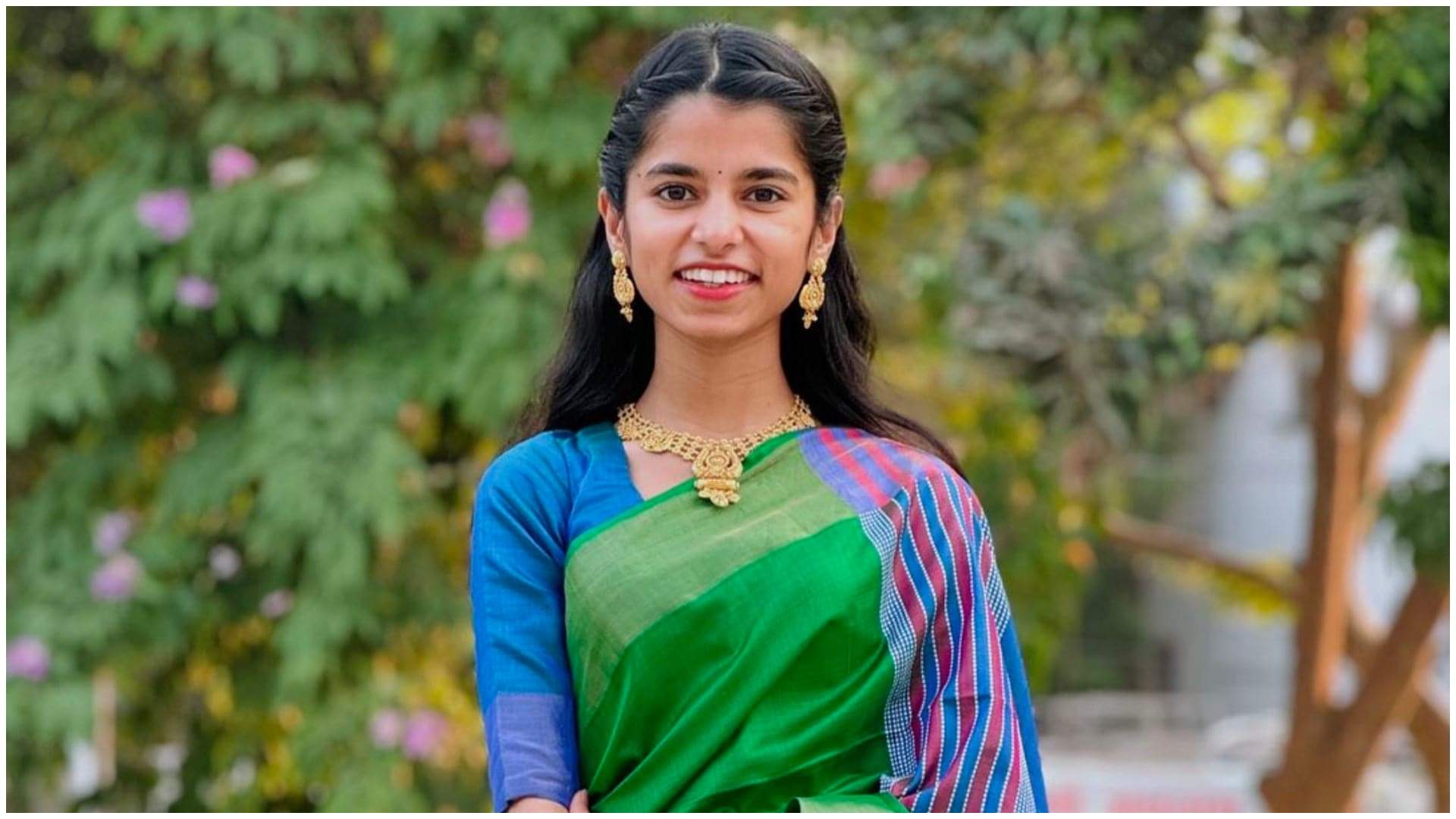 Maithili Thakur Lifestyle: घंटों अभ्यास- एक शो से लाखों की कमाई, जानिए कैसी है मैथिली ठाकुर की जीवनशैली Maithili Thakur Lifestyle income Networth biography Political Journey Bihar Elections 2025 news