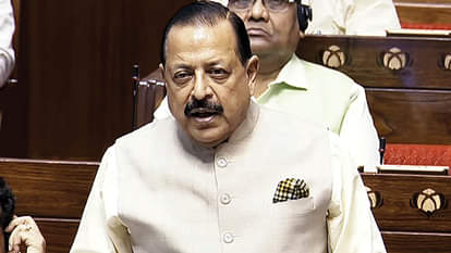 Jitendra Singh: मंत्री जितेंद्र सिंह ने टॉपर छात्राओं को वितरित किए लैपटॉप, बोले- यह 'ईज ऑफ एजुकेशन' की पहल Jitendra Singh Gifts Laptops to Topper Girls, Calls It 'Ease of Education' Initiative