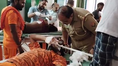 Prayagraj : हाईवे पर मैजिक वैन पलटने से आधा दर्जन कांवड़िये घायल, एक की हालत नाजुक Half a dozen Kanwariyas injured when magic van overturns on the highway, condition of one critical