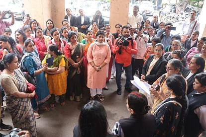 Indore: Rape victim protested for case transfer, women's organization demonstrated