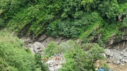 Kedarnath Cloudburst: तीसरा दिन...300 लोगों का किया गया पैदल रेस्क्यू, एयरलिफ्ट के लिए लगे चार हेलिकॉप्टर Kedarnath cloudburst third Day of rescue Many devotees injured Pilgrims stranded at various stops