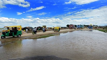 Prayagraj : बड़े हनुमान मंदिर की तरफ तेजी से बढ़ रही हैं गंगा, करीब दो मीटर प्रति घंटे की रफ्तार वृद्धि जारी Ganga is moving rapidly towards Bade Hanuman Temple, the speed continues to increase by about two meters per h