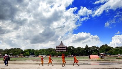 Prayagraj : बड़े हनुमान मंदिर की तरफ तेजी से बढ़ रही हैं गंगा, करीब दो मीटर प्रति घंटे की रफ्तार वृद्धि जारी Ganga is moving rapidly towards Bade Hanuman Temple, the speed continues to increase by about two meters per h