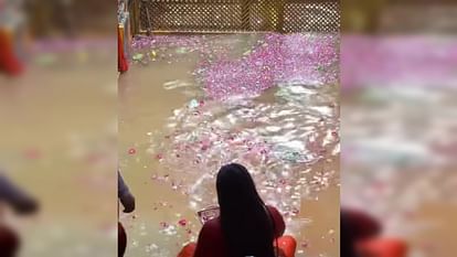 Prayagraj : मां गंगा ने बड़े हनुमान मंदिर में किया प्रवेश, हर-हर महादेव और जय मां गंगा के गूंजे जयकारे Maa Ganga entered the Bade Hanuman temple, echoes of Har Har Mahadev and Jai Maa Ganga echoed.