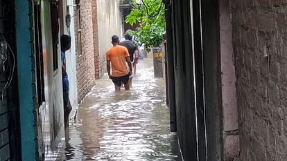 PHOTOS: बारिश के बाद जगह-जगह जलभराव...घरों, दुकानों और गलियों में भरा पानी; SDRF ने लोगों को किया रेस्क्यू Waterlogging on roads due to continuous rain in Rudrapur
