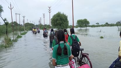 Prayagraj Flood : प्रयागराज में गंगा-यमुना उफान पर, करेली के कई मोहल्ले जलमग्न, राहत और बचाव में जुटी फोर्स Prayagraj Flood: Ganga-Yamuna in spate in Prayagraj, water entered many villages, forces engaged in relief and