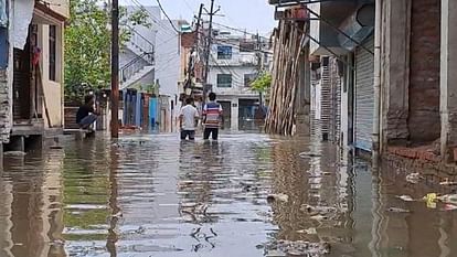 Prayagraj Flood : प्रयागराज में गंगा-यमुना उफान पर, करेली के कई मोहल्ले जलमग्न, राहत और बचाव में जुटी फोर्स Prayagraj Flood: Ganga-Yamuna in spate in Prayagraj, water entered many villages, forces engaged in relief and