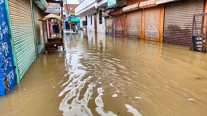 Prayagraj Flood : प्रयागराज में गंगा-यमुना उफान पर, करेली के कई मोहल्ले जलमग्न, राहत और बचाव में जुटी फोर्स Prayagraj Flood: Ganga-Yamuna in spate in Prayagraj, water entered many villages, forces engaged in relief and