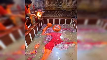 Prayagraj : मां गंगा ने बड़े हनुमान मंदिर में किया प्रवेश, हर-हर महादेव और जय मां गंगा के गूंजे जयकारे Maa Ganga entered the Bade Hanuman temple, echoes of Har Har Mahadev and Jai Maa Ganga echoed.