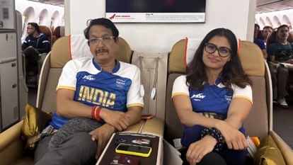 Manu Bhaker Photos: पदक विजेता मनु भाकर कोच के साथ लौटीं भारत, दिल्ली में हुआ भव्य स्वागत, बेटी पर देश को गर्व Paris Olympics 2024 Double Bronze Medalist Manu Bhaker in India Welcome Photos Videos News in Hindi