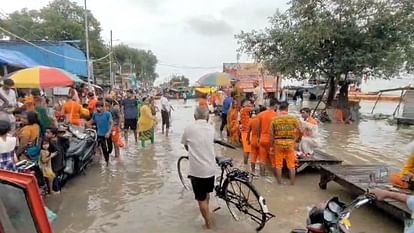 Prayagraj Flood : प्रयागराज में गंगा-यमुना उफान पर, करेली के कई मोहल्ले जलमग्न, राहत और बचाव में जुटी फोर्स Prayagraj Flood: Ganga-Yamuna in spate in Prayagraj, water entered many villages, forces engaged in relief and